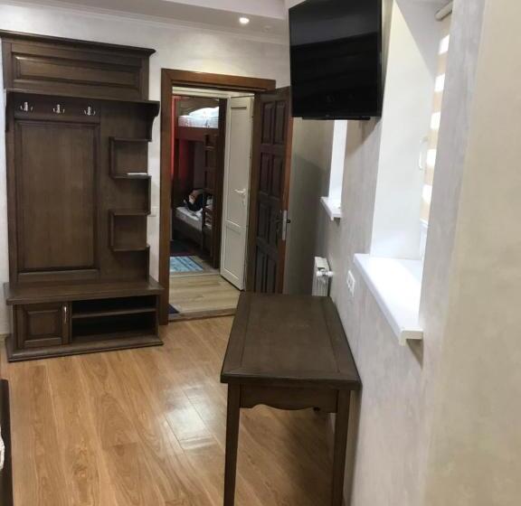 غرفة عائلية, Red Stone