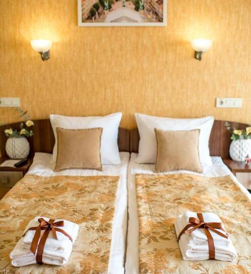 Economy Triple Room, &spa Pysanka, готель писанка, 3 сауни та джакузі   індивідуальний відпочинок у спа