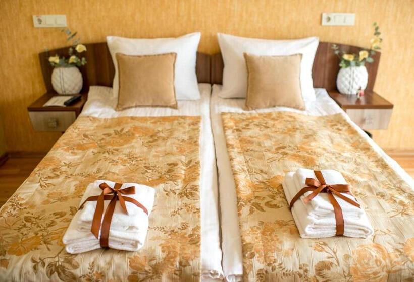 اتاق استاندارد با بالکن, &spa Pysanka, готель писанка, 3 сауни та джакузі   індивідуальний відпочинок у спа