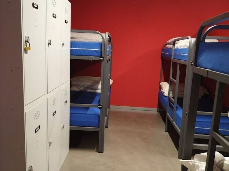 מיטה בחדר מעונות עם מקלחת משותפת, All Iron Hostel