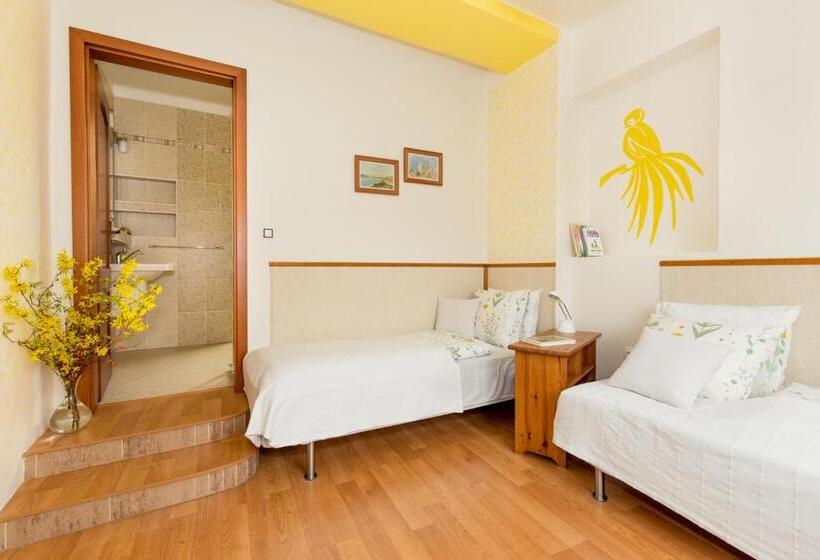 스탠다드 룸, Pštrossova Vila U Klášterní Zahrady