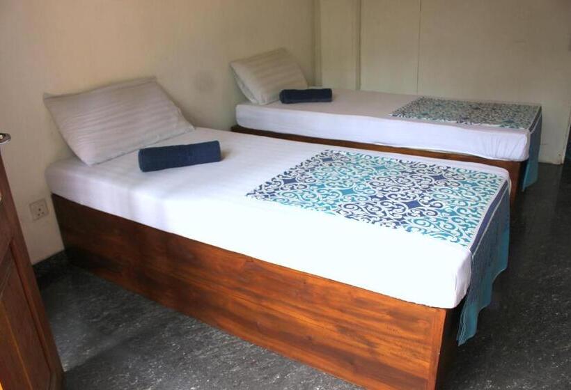 带共用浴室的标准房间, Hostel First
