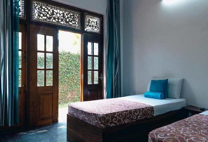 Habitació Estàndard Bany Compartit, Hostel First