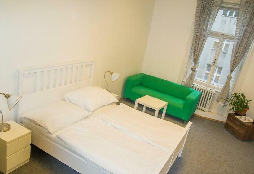 اتاق استاندارد با سرویس بهداشتی مشترک, Hostel Franz Kafka