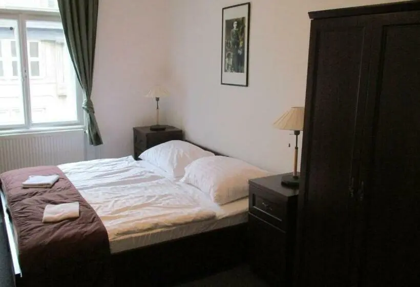 اتاق استاندارد با سرویس بهداشتی مشترک, Hostel Franz Kafka
