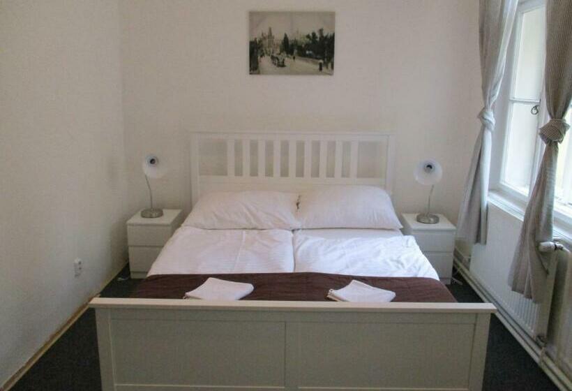 اتاق استاندارد با سرویس بهداشتی مشترک, Hostel Franz Kafka