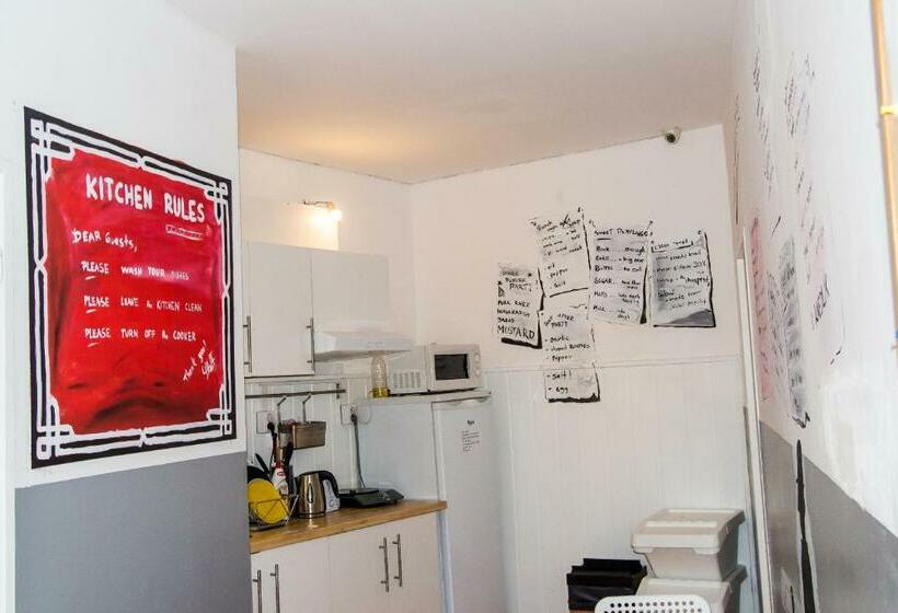 اتاق استاندارد چهارنفره با سرویس بهداشتی مشترک, Hostel Franz Kafka