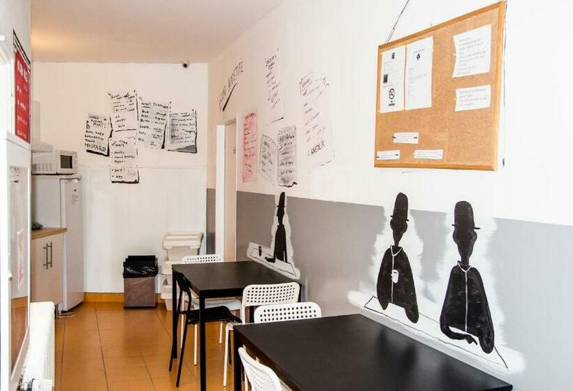 اتاق استاندارد چهارنفره با سرویس بهداشتی مشترک, Hostel Franz Kafka