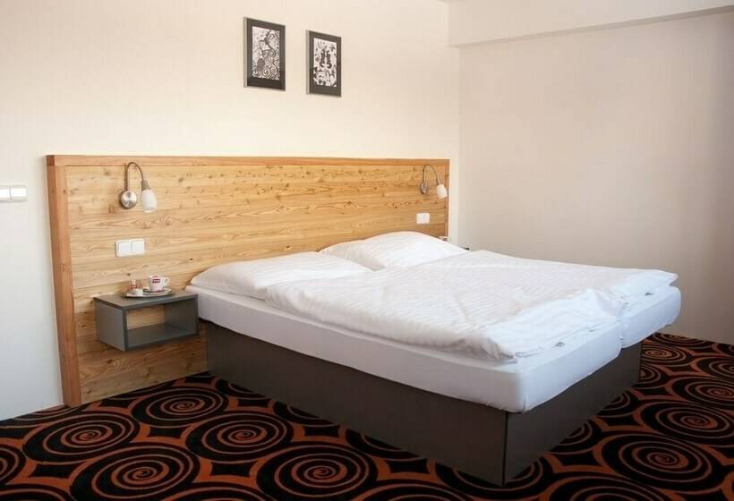 חדר דלוקס לשלושה, Duo