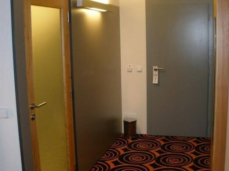 חדר דלוקס לשלושה, Duo