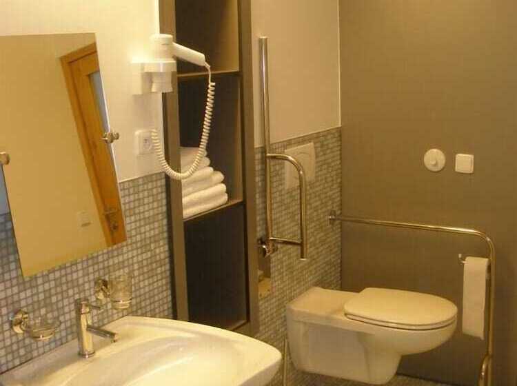 חדר דלוקס לשלושה, Duo