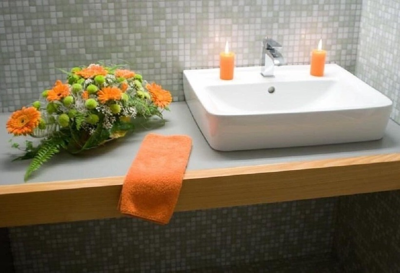 חדר דלוקס לשלושה, Duo