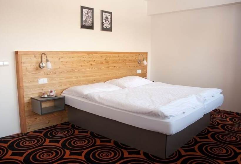 חדר דלוקס לשלושה, Duo