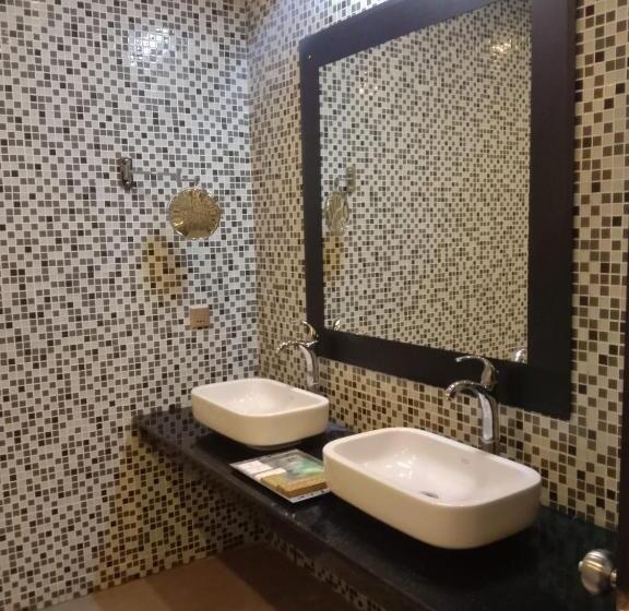 Suite with lake view, Grand Tamarind Lake
