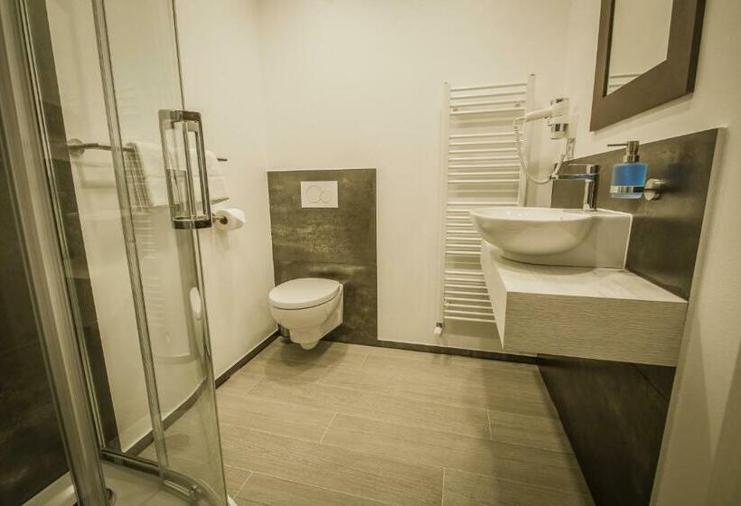 高级大房间, Grunt