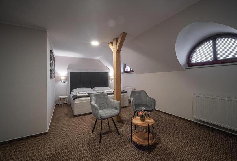 高级大房间, Grunt