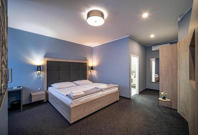 豪华工作室, Grunt