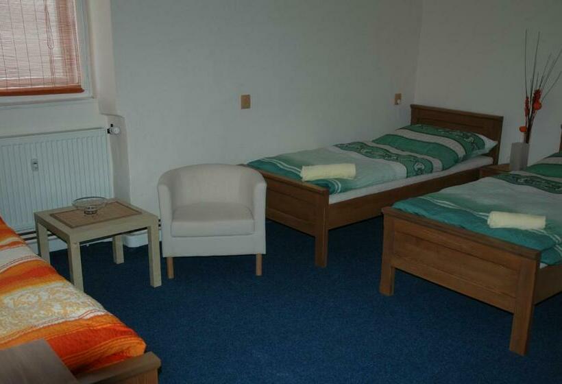 غرفة قياسية ثلاثية, Mrázek