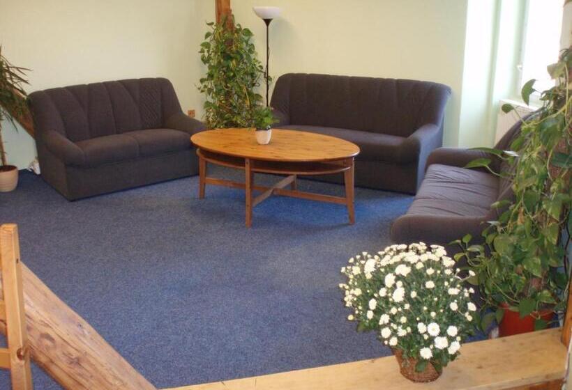 شقة من غرفة نوم واحدة متصلة, Mrázek