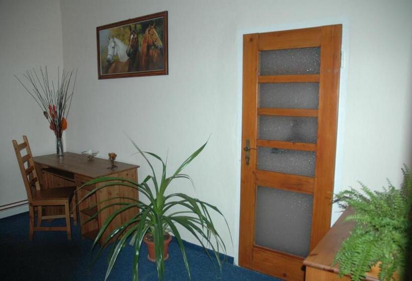 شقة من غرفة نوم واحدة متصلة, Mrázek