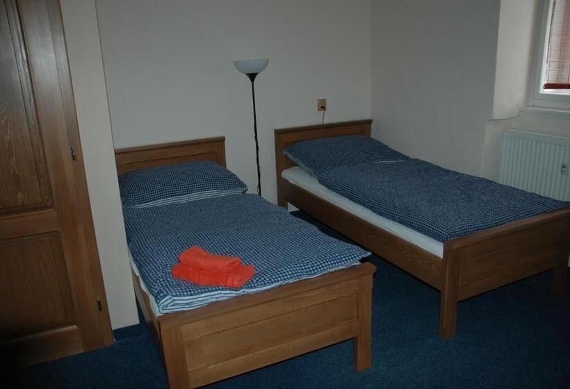 شقة من غرفة نوم واحدة متصلة, Mrázek