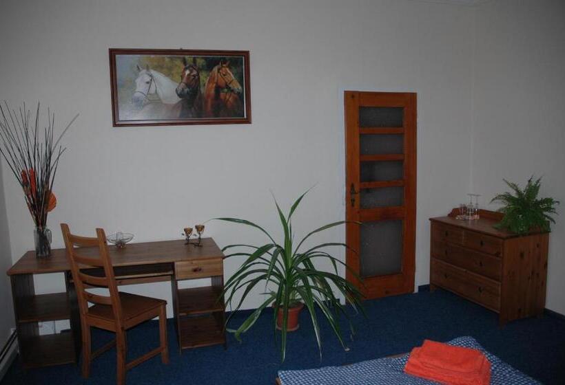 شقة من غرفة نوم واحدة متصلة, Mrázek