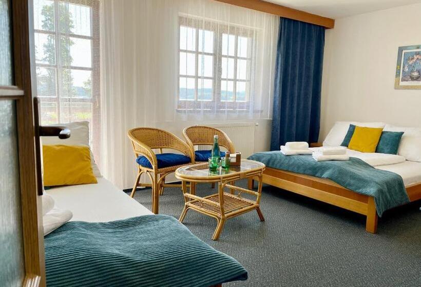 标准三人间, Na Pláži