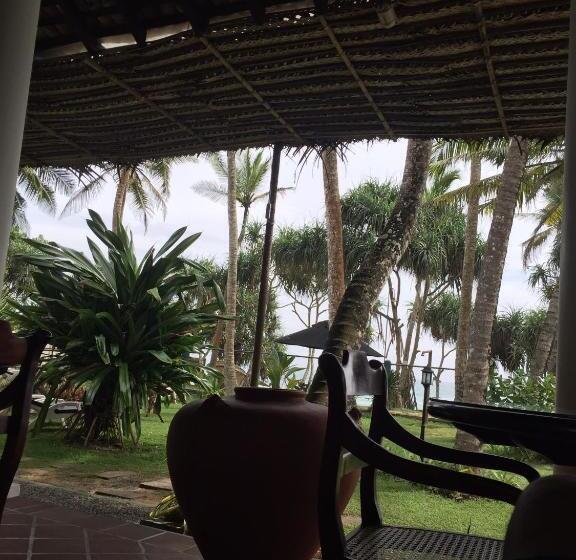 غرفة كلاسيكية مطلّة علي البحر, Villa Tissa Beach Resort