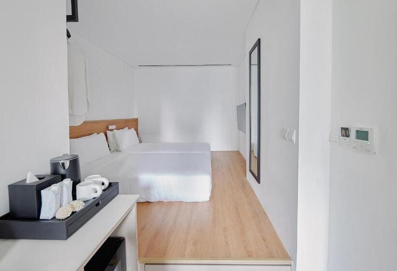 اتاق استاندارد با بالکن, Lloyd S Inn Kuala Lumpur