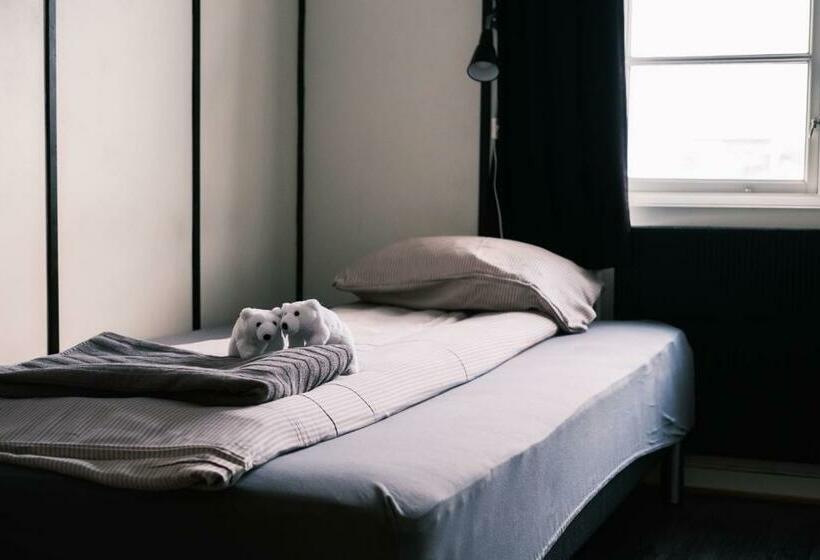 اتاق استاندارد یک تخته با سرویس بهداشتی مشترک, Gjestehuset 102