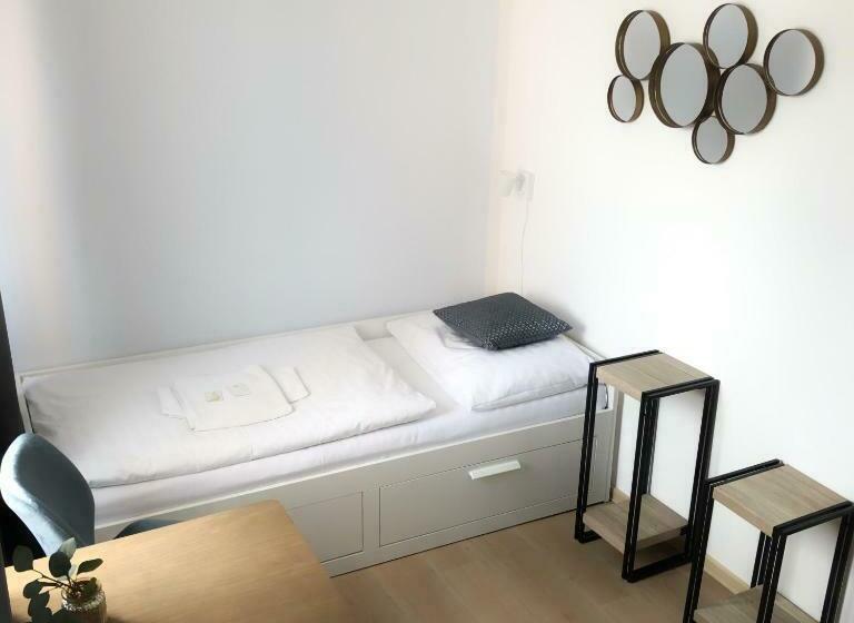 スタンダードルーム, Gregor