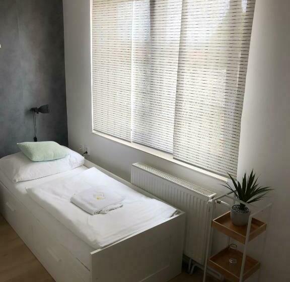 スタンダードルーム, Gregor