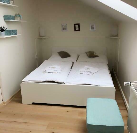 スタンダードルーム, Gregor