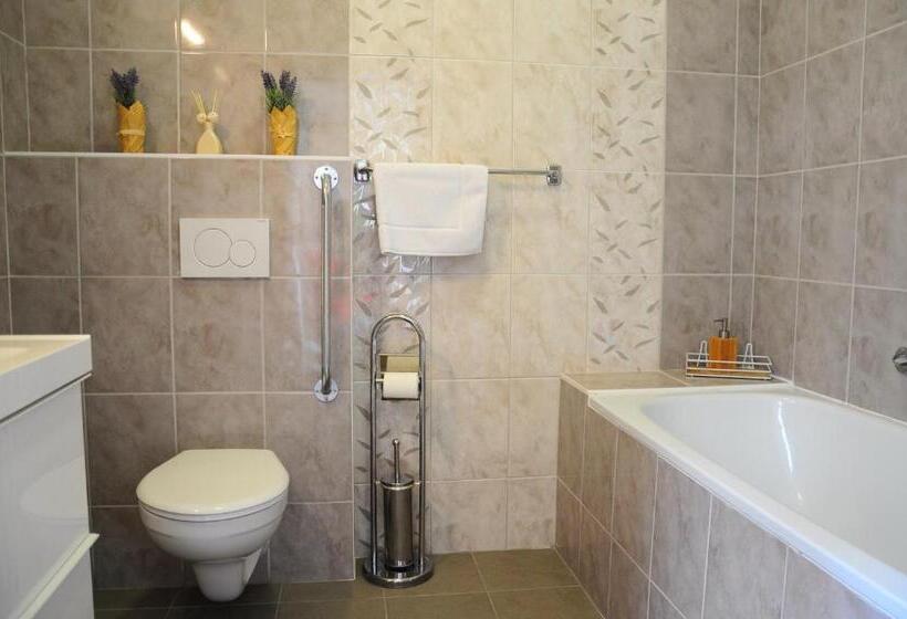 クラシックスイート, Gregor