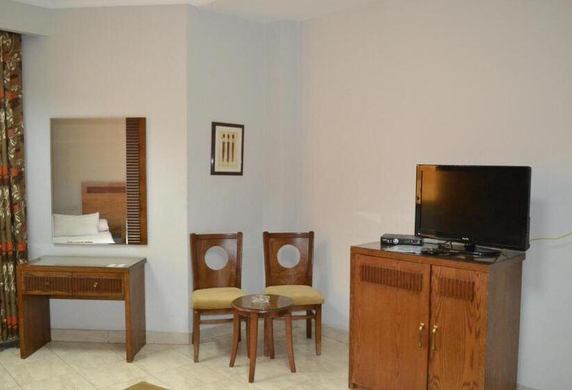 اتاق خانوادگی, Jewel Glorious