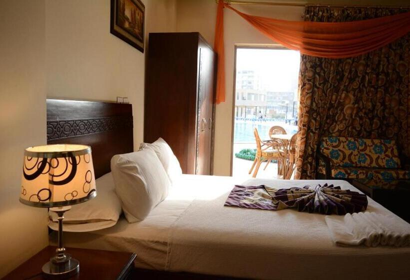 اتاق خانوادگی, Jewel Glorious