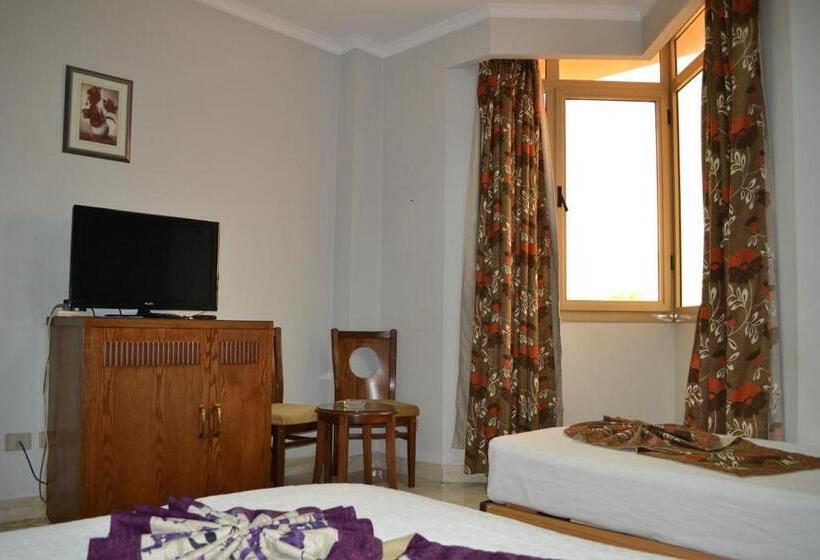 اتاق خانوادگی, Jewel Glorious