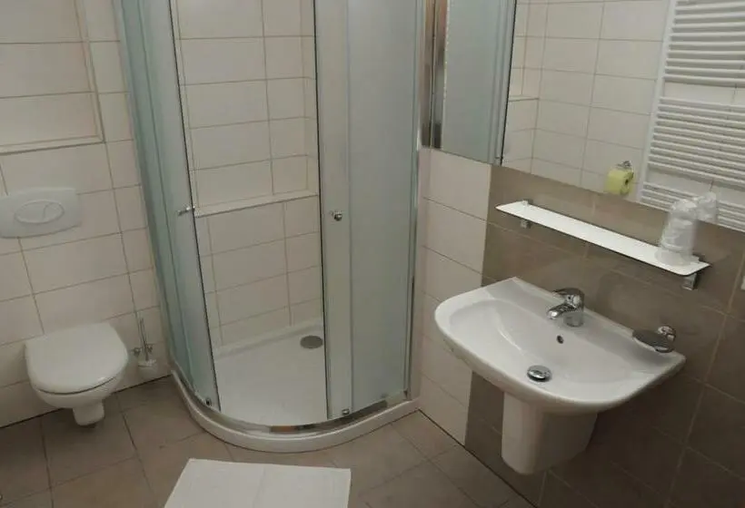 Standard Neljän Hengen Huone, Kaskada