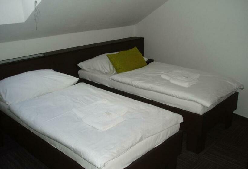 חדר סטנדרט לארבעה, Kaskada