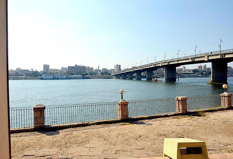 سوییت خانوادگی, Minya Compound Of The Armed Forces