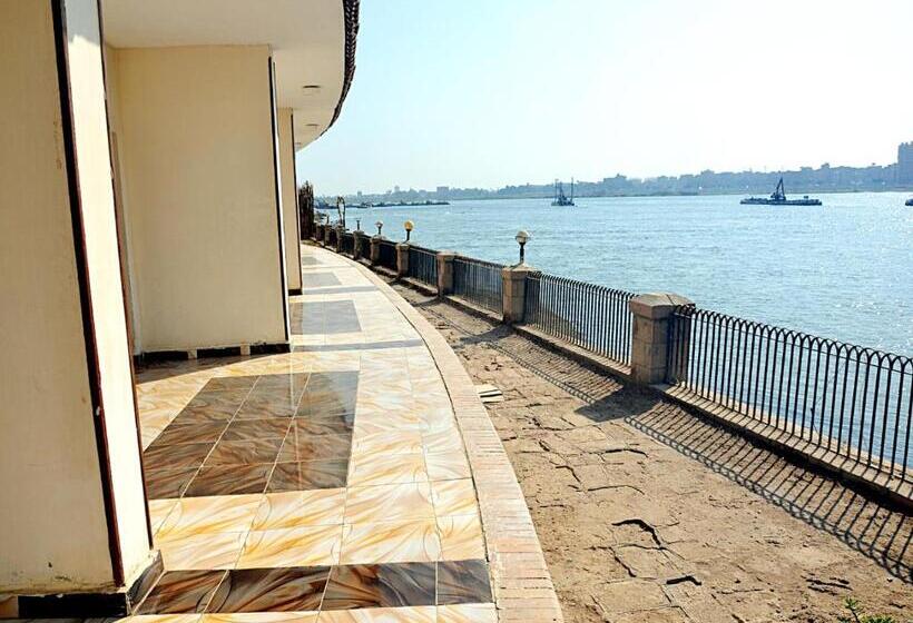 سوییت خانوادگی, Minya Compound Of The Armed Forces