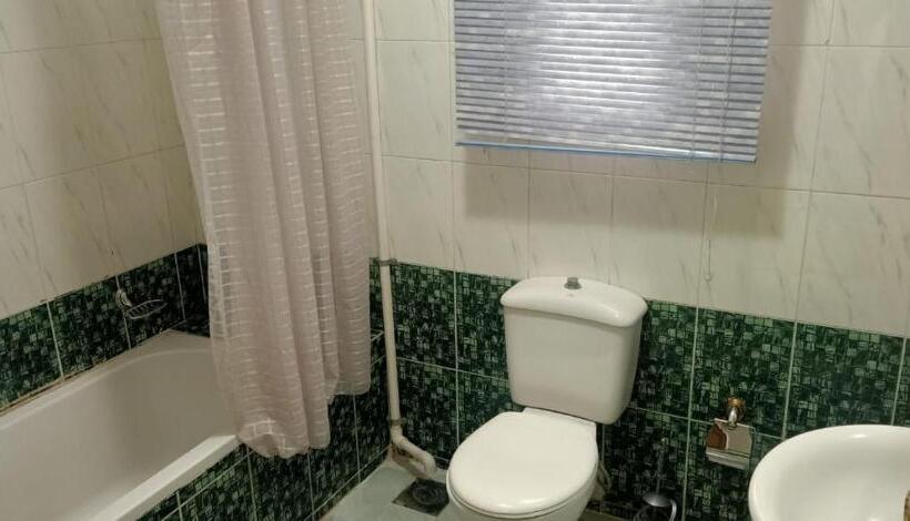 سوئیت با چشمانداز رودخانه, Minya Compound Of The Armed Forces