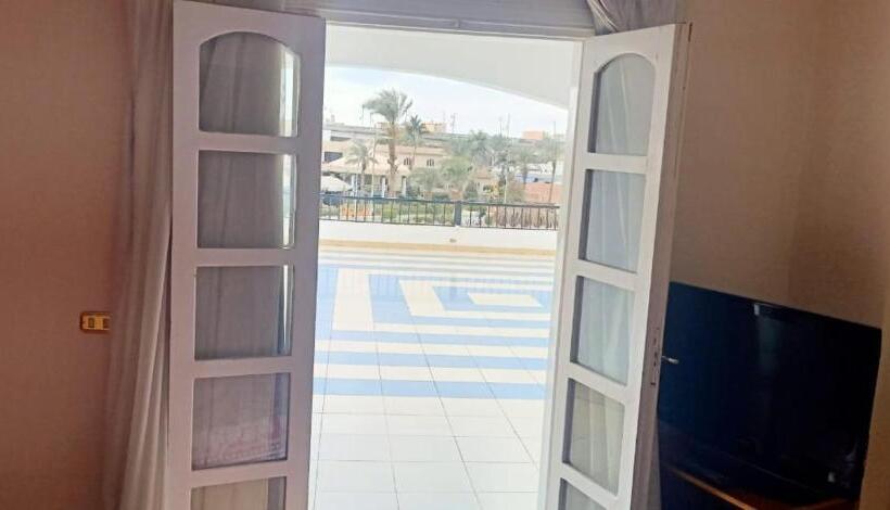 سوئیت با چشمانداز رودخانه, Minya Compound Of The Armed Forces