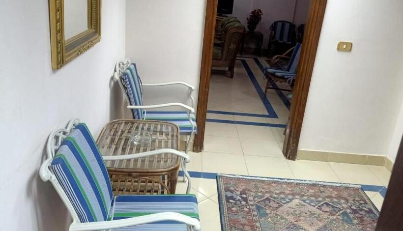 سوئیت با چشمانداز رودخانه, Minya Compound Of The Armed Forces