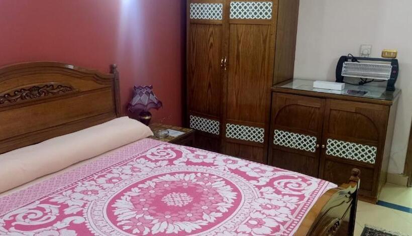 سوئیت با چشمانداز رودخانه, Minya Compound Of The Armed Forces