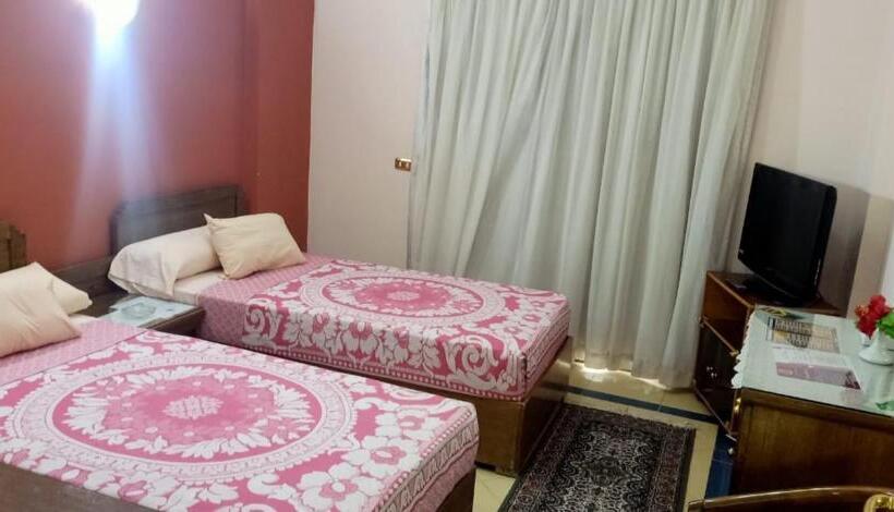 سوئیت با چشمانداز رودخانه, Minya Compound Of The Armed Forces