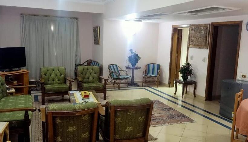 سوئیت با چشم‌انداز رودخانه, Minya Compound Of The Armed Forces