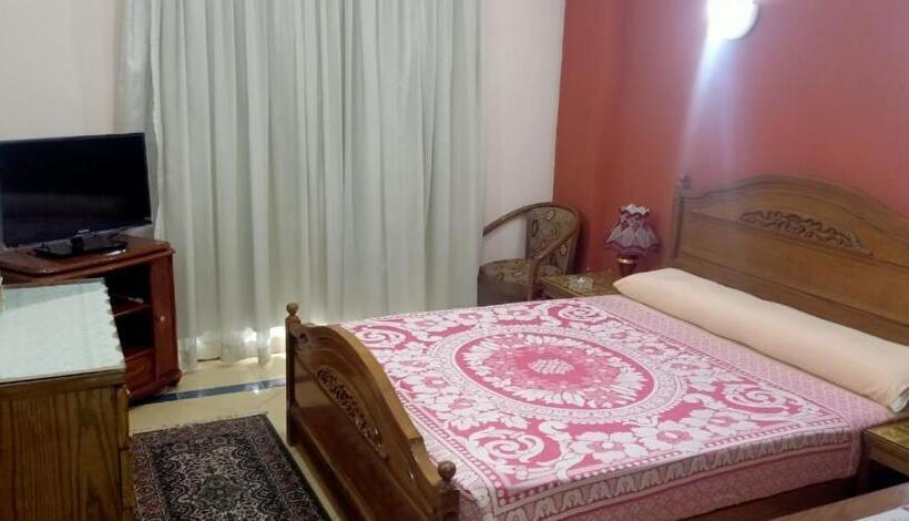 سوئیت با چشمانداز رودخانه, Minya Compound Of The Armed Forces