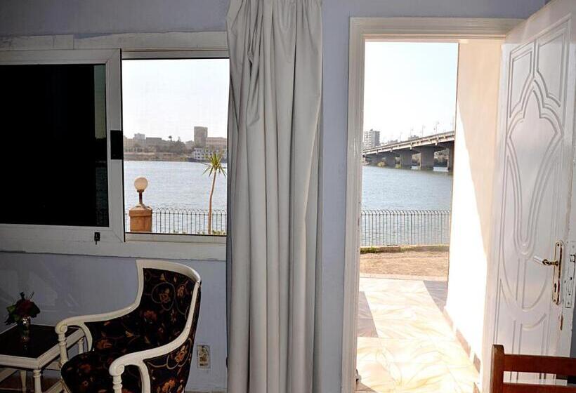 سوییت خانوادگی, Minya Compound Of The Armed Forces