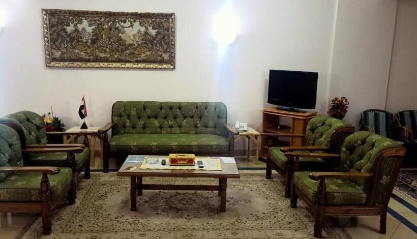 سوئیت با چشمانداز رودخانه, Minya Compound Of The Armed Forces